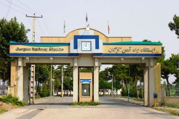 راه آهن از بندر ترکمن به اینچه برون عبور می کند